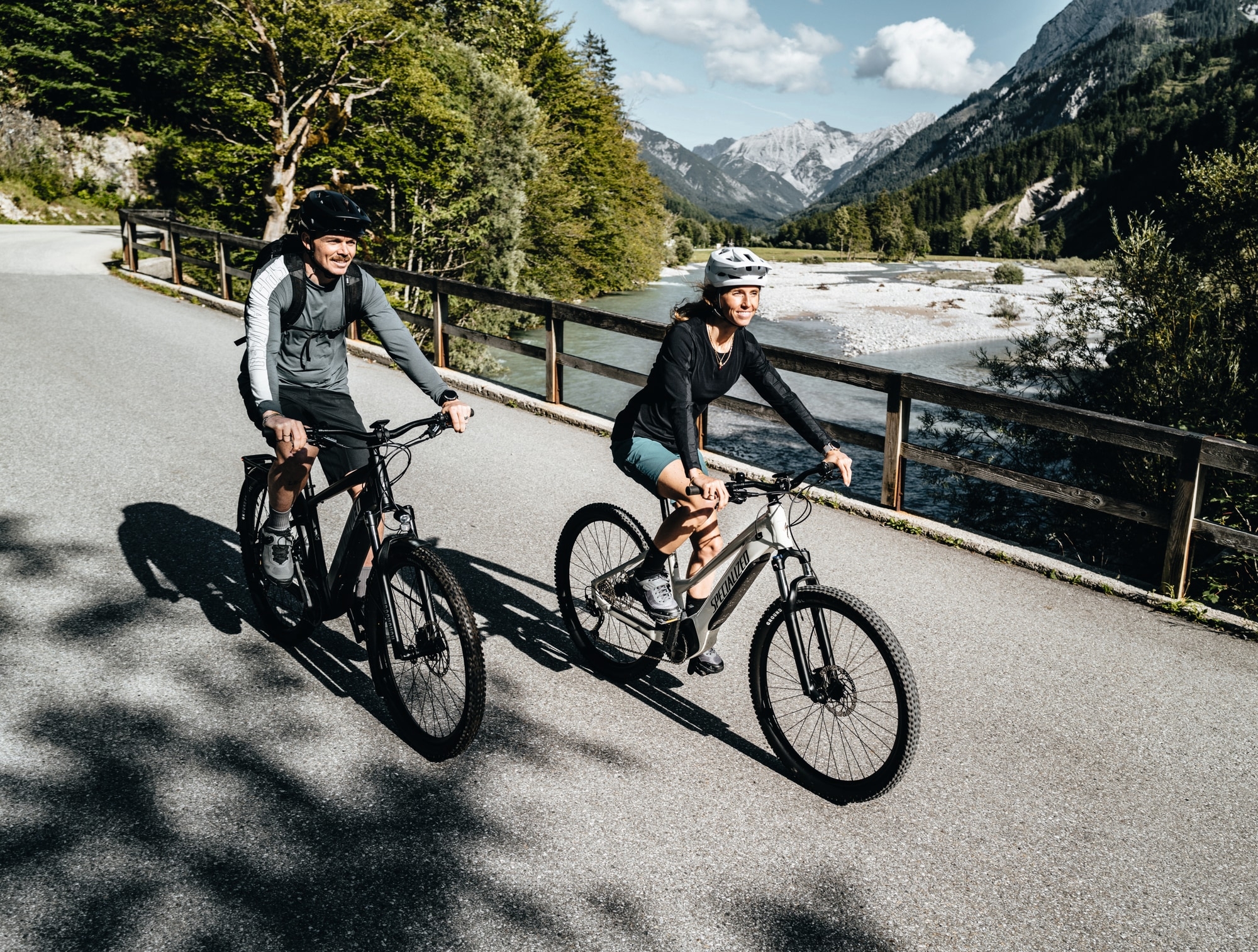 Entdecken Sie die Lindacher Tero Tactic MY22 E-Bikes bei einer dynamischen Bergfahrt. Perfekt für Abenteuer in der