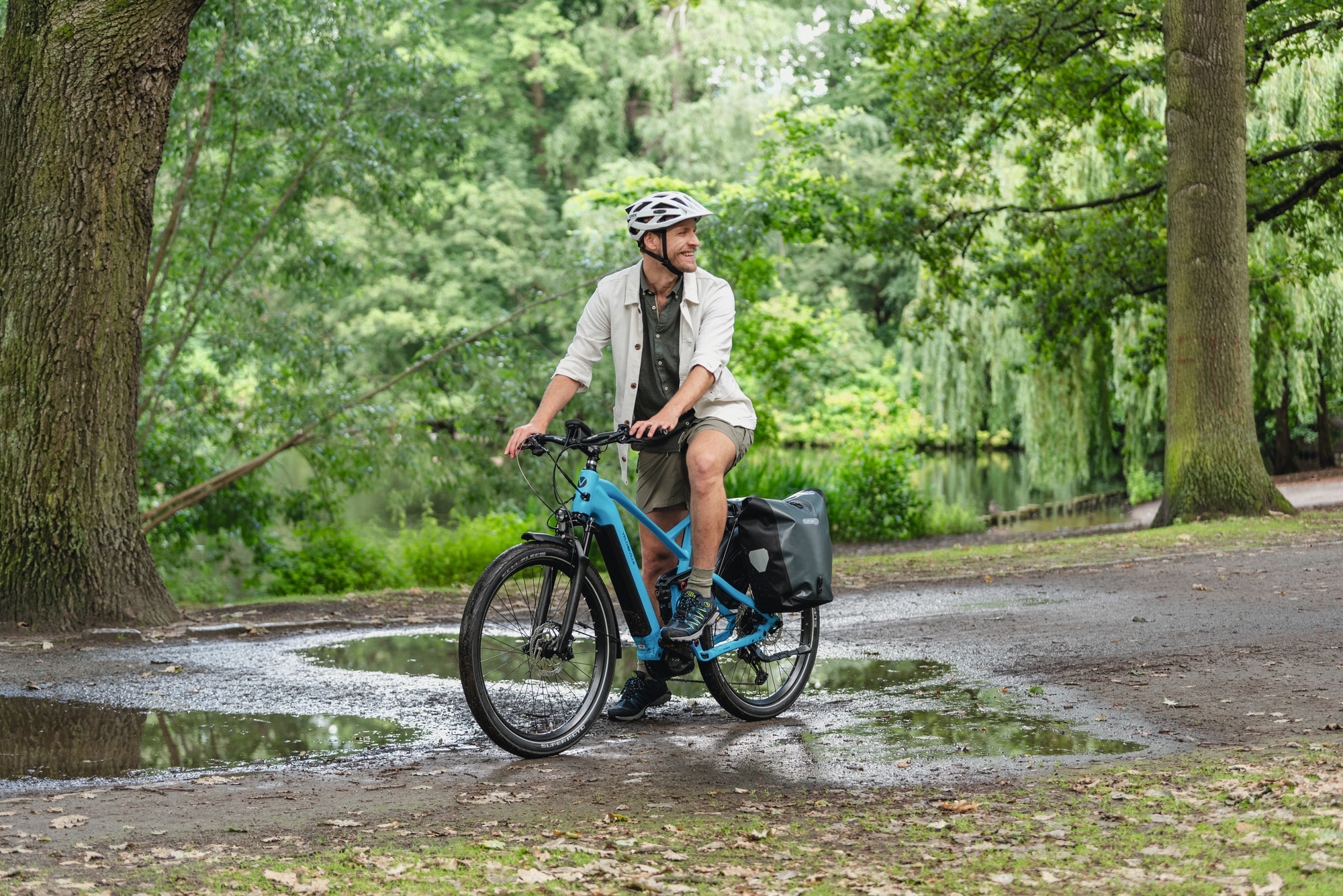 Erleben Sie Fahrspaß mit einem modernen E-Bike auf idyllischen Waldwegen. Perfekt für entspannte Touren und umweltf