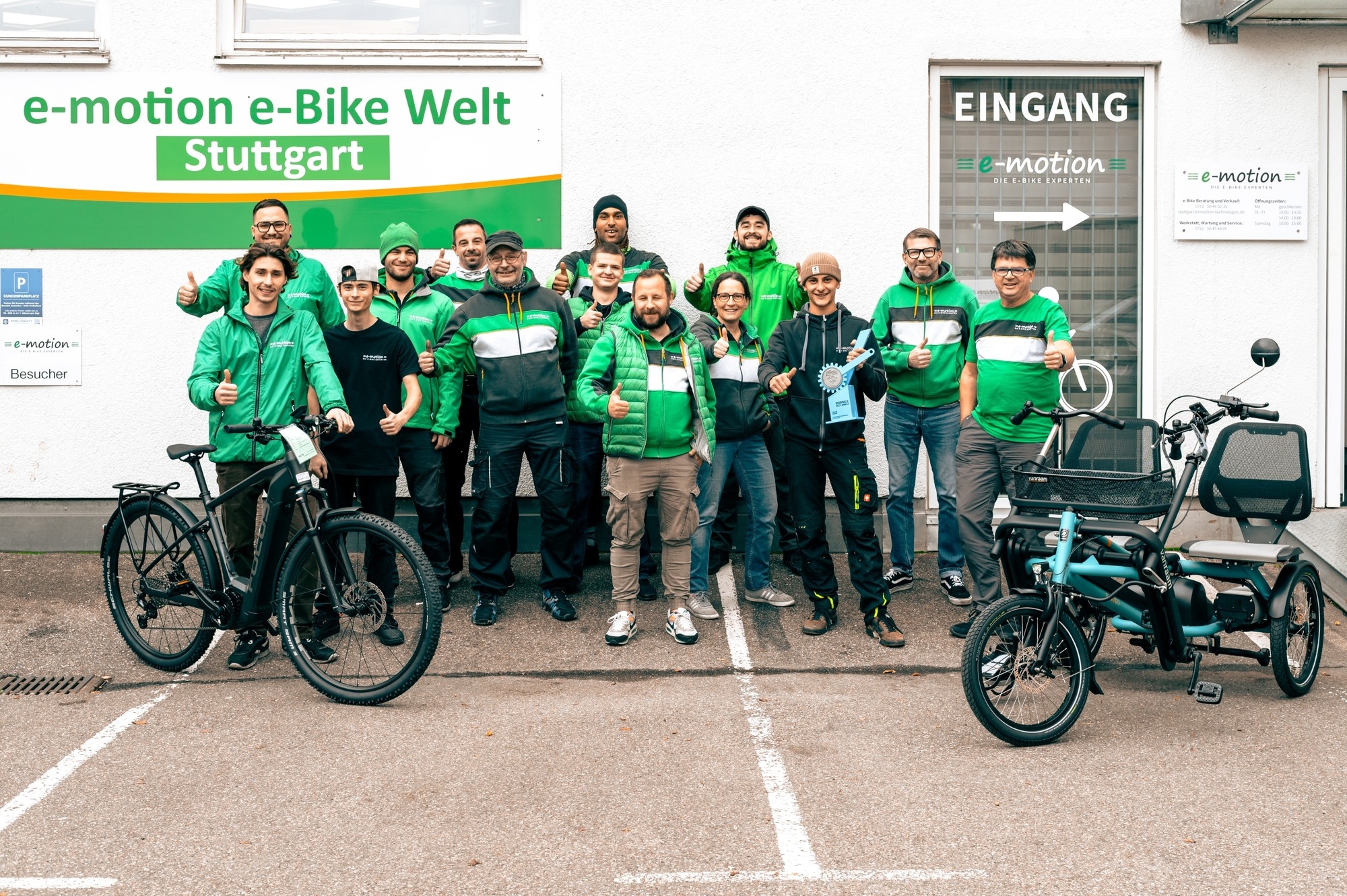 Das Bild zeigt das Team von e-motion e-Bike Welt Stuttgart, das vor dem Geschäft steht.