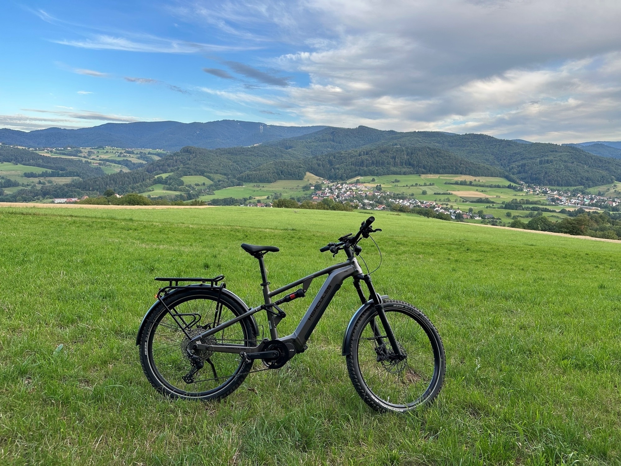 Das Bild zeigt ein Hercules Nos FS SUV 2.2