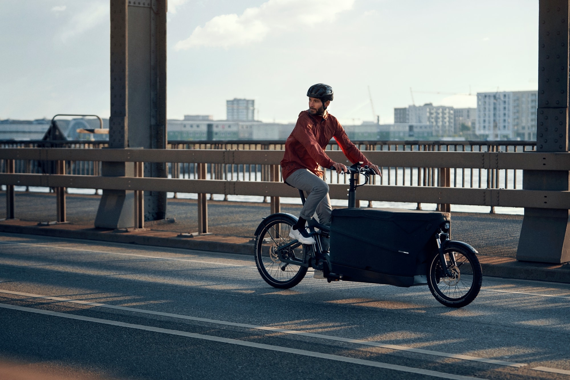 Entdecken Sie das Riese & Müller Packster 70, ein vielseitiges E-Cargobike ideal für urbane Abenteuer und Transport