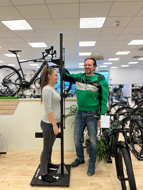Das Bild zeigt eine Person, die in der e-motion e-Bike Welt in Inntal vermessen wird.
