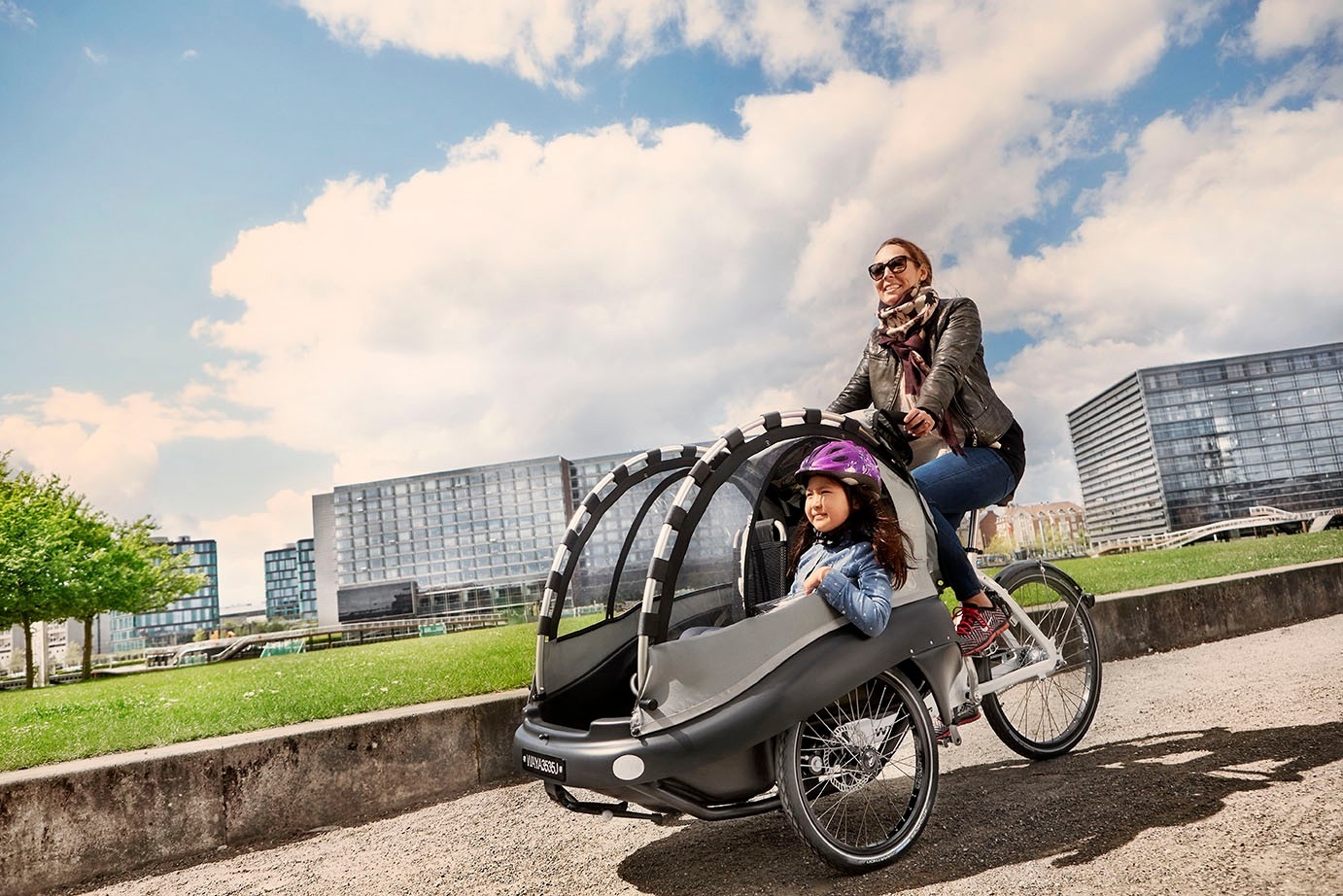 Das Bild zeigt ein Winther Kangaroo Luxe, ein Lastenrad, das speziell für den Transport von Kindern konzipiert ist.