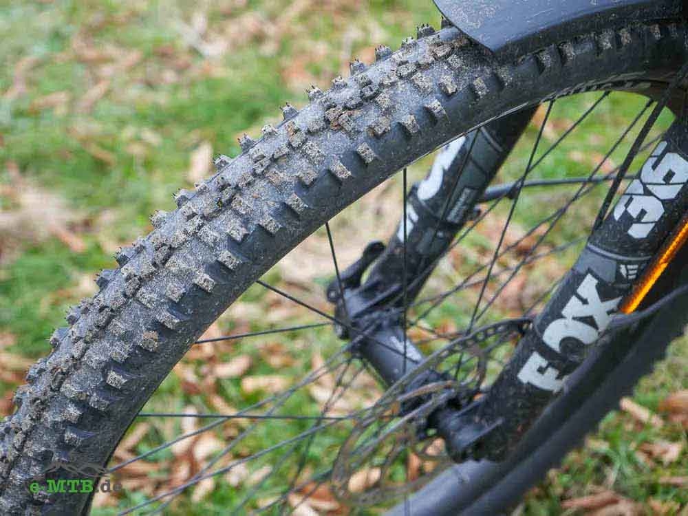 Stark gepolsterter MTB-Reifen mit FOX-Federgabel auf Gras. Ideal für anspruchsvolle Geländeabenteuer.
