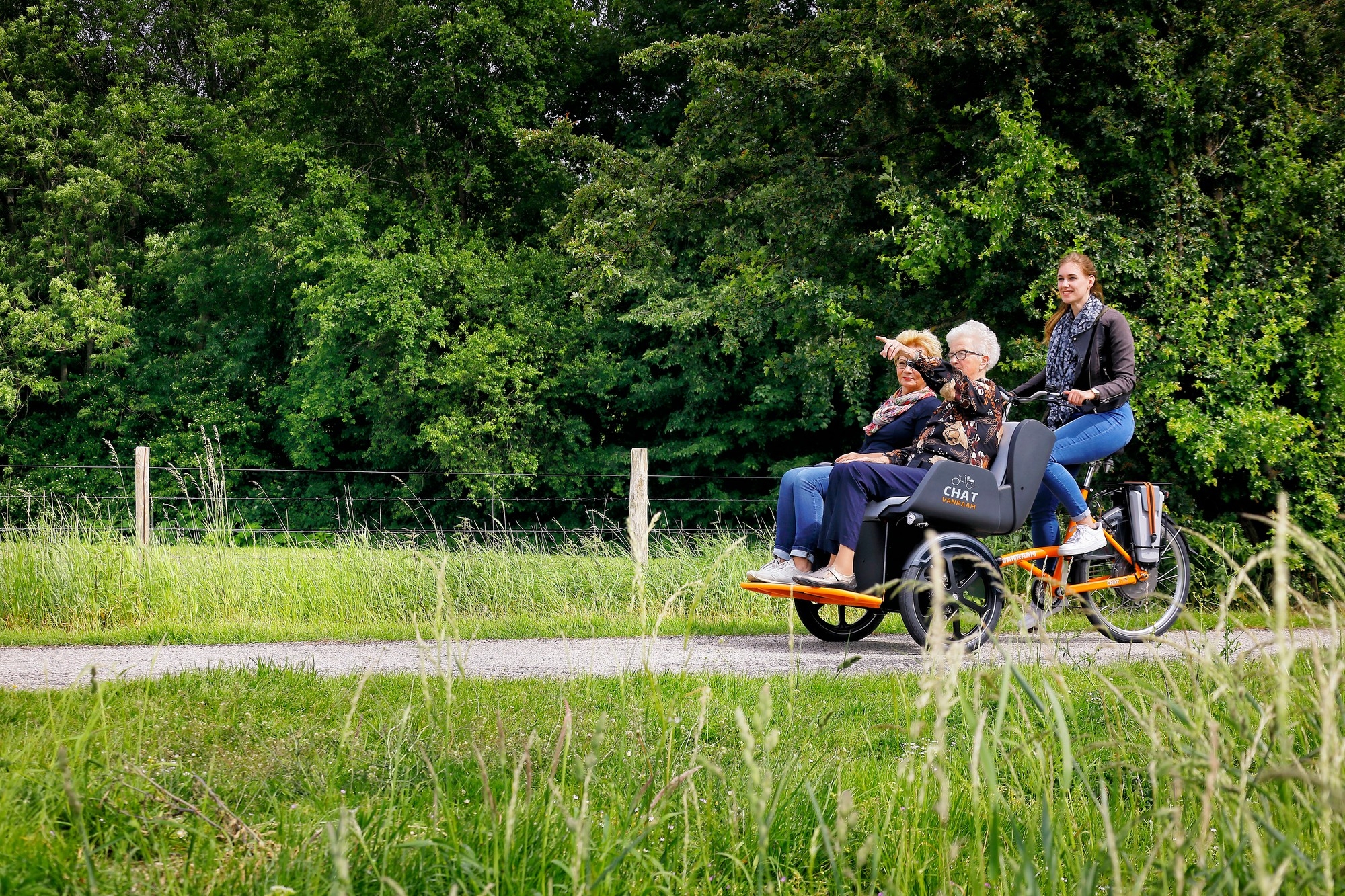 Das Bild zeigt ein Van Raam Chat E-Bike, das speziell für gemeinsame Ausflüge konzipiert ist.