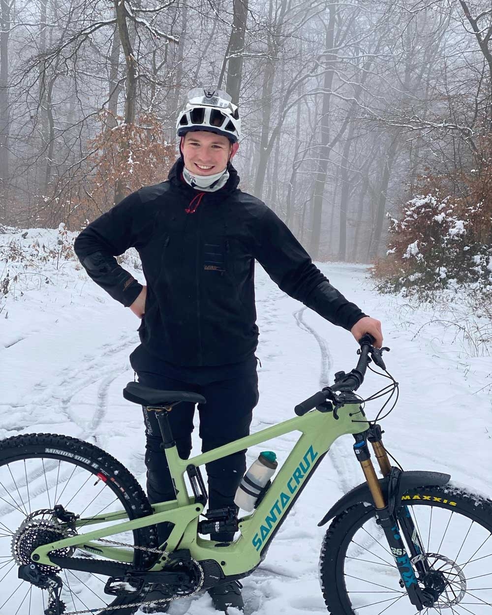 Entdecken Sie das robuste Santa Cruz Mountainbike, perfekt für verschneite Waldwege und anspruchsvolle Geländetoure