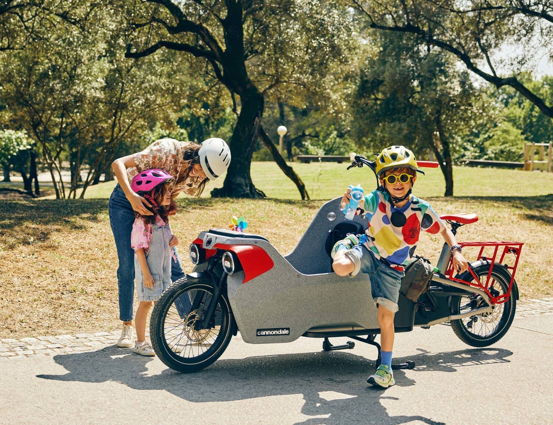 Das Bild zeigt ein Cannondale Wonderwagen Neo mit Kindern