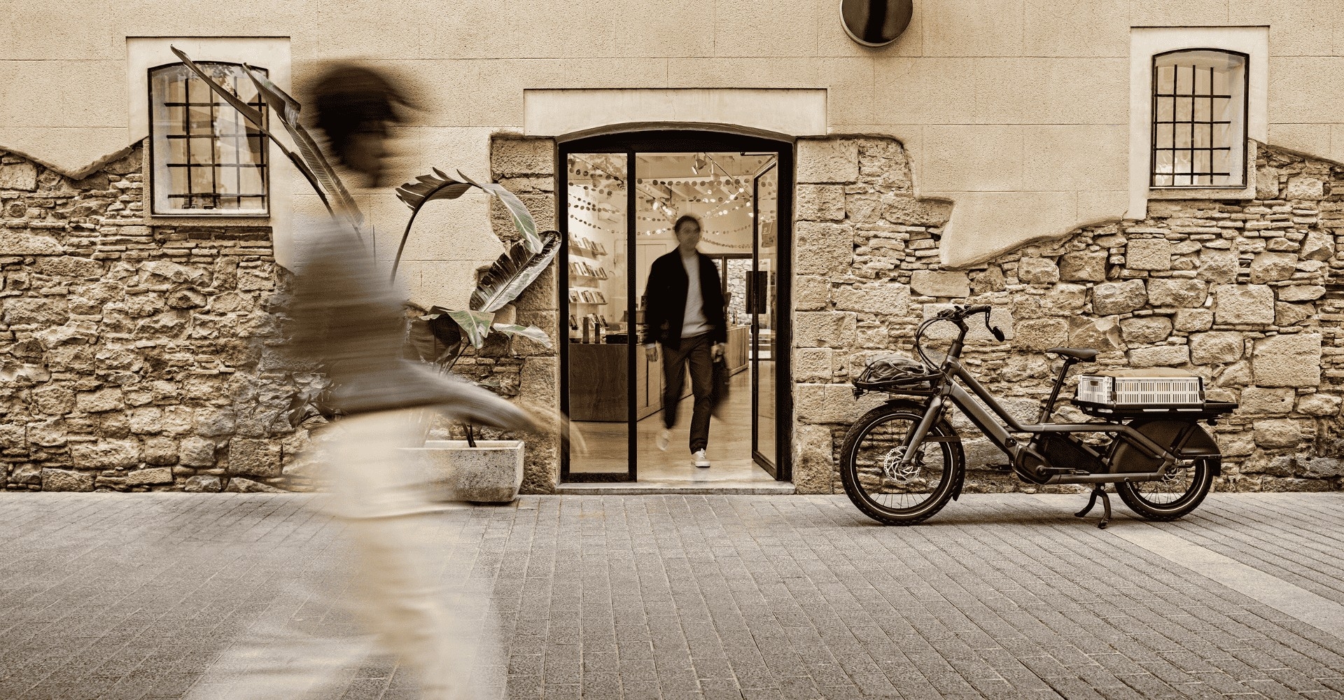 Das Lastenrad Specialized Turbo Porto steht vor einem Gebäude