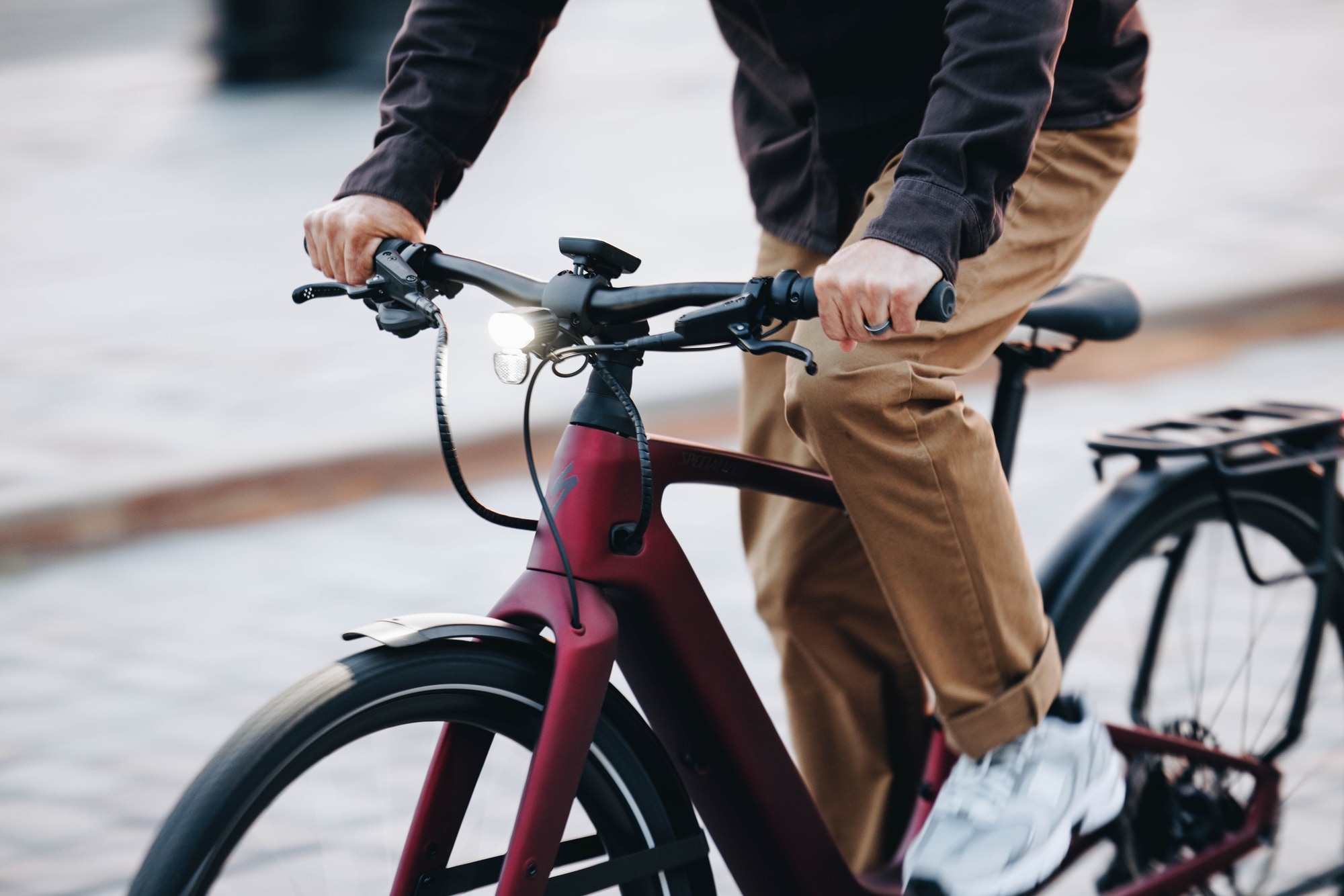 Erleben Sie urbane Mobilität mit dem Specialized Vado SL 2.0. Leicht, effizient und perfekt für den täglichen Pende