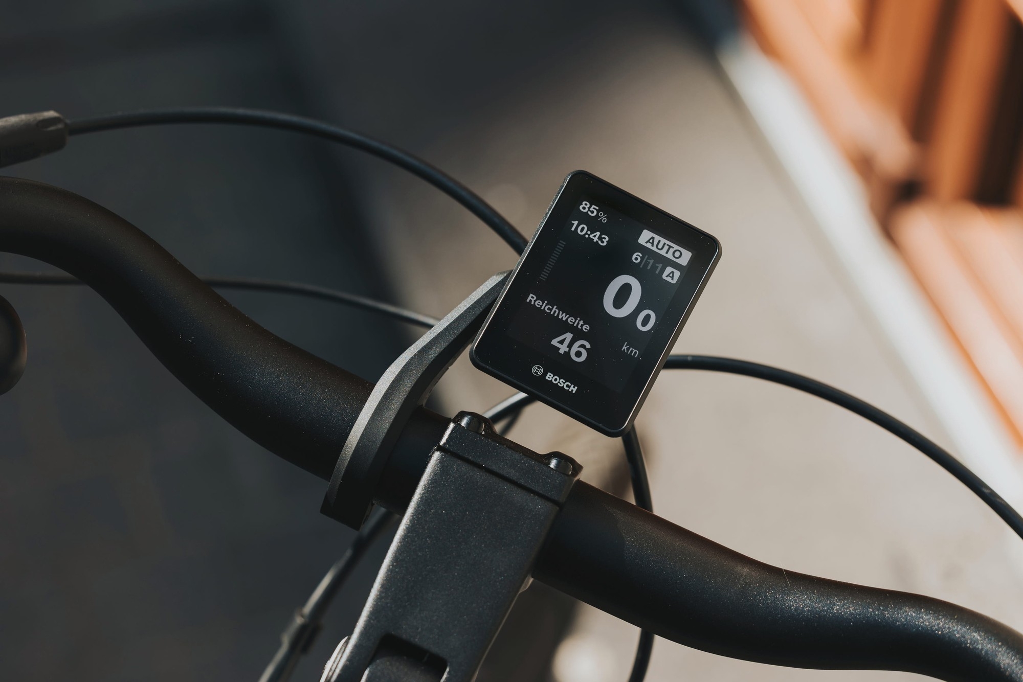 Das Bild zeigt das Display eines Bosch e-Bike Systems, das auf dem Lenker eines E-Bikes montiert ist.