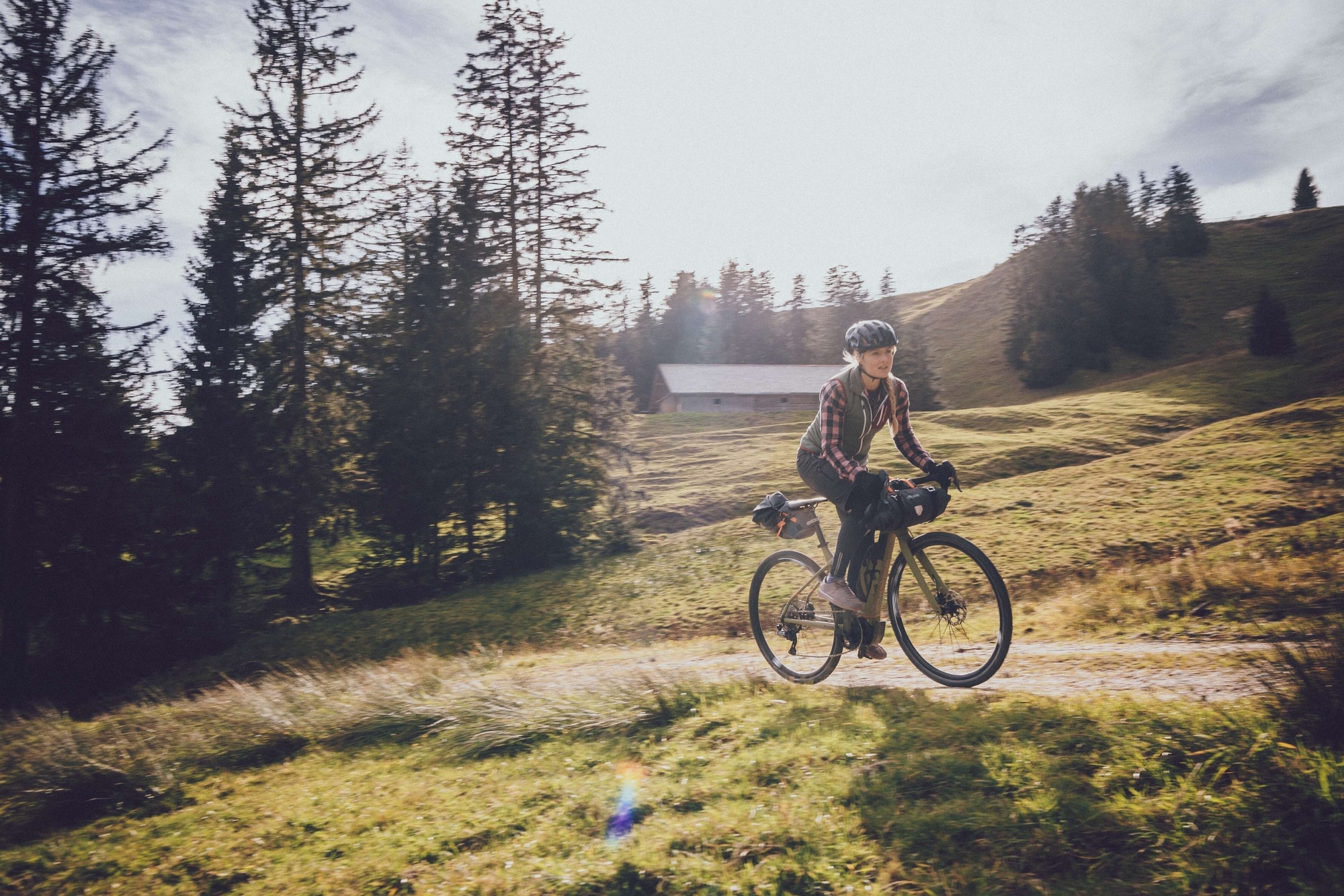 Erleben Sie Abenteuer mit dem Husqvarna Gran Gravel 6 E-Bike. Perfekt für alle Wege und Trails, ideal für Outdoor-E