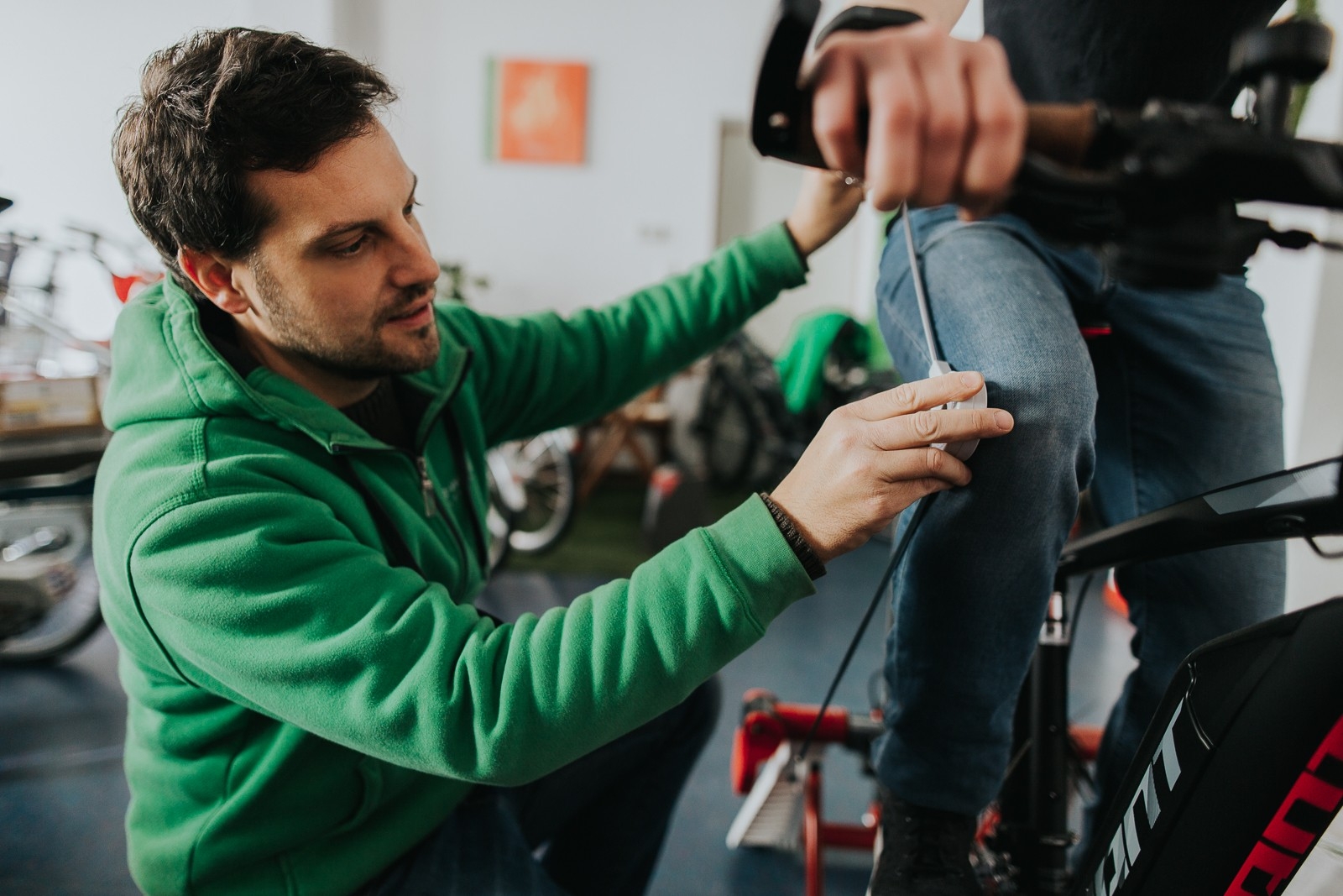 Das Bild zeigt einen Fachmann, der eine ergonomische Anpassung an einem E-Bike durchführt.