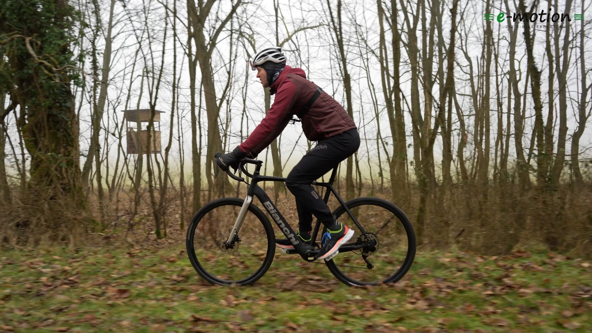 Christoph fährt mit dem Bianchi e-Impulso Gravel e-Bike durch den Wald
