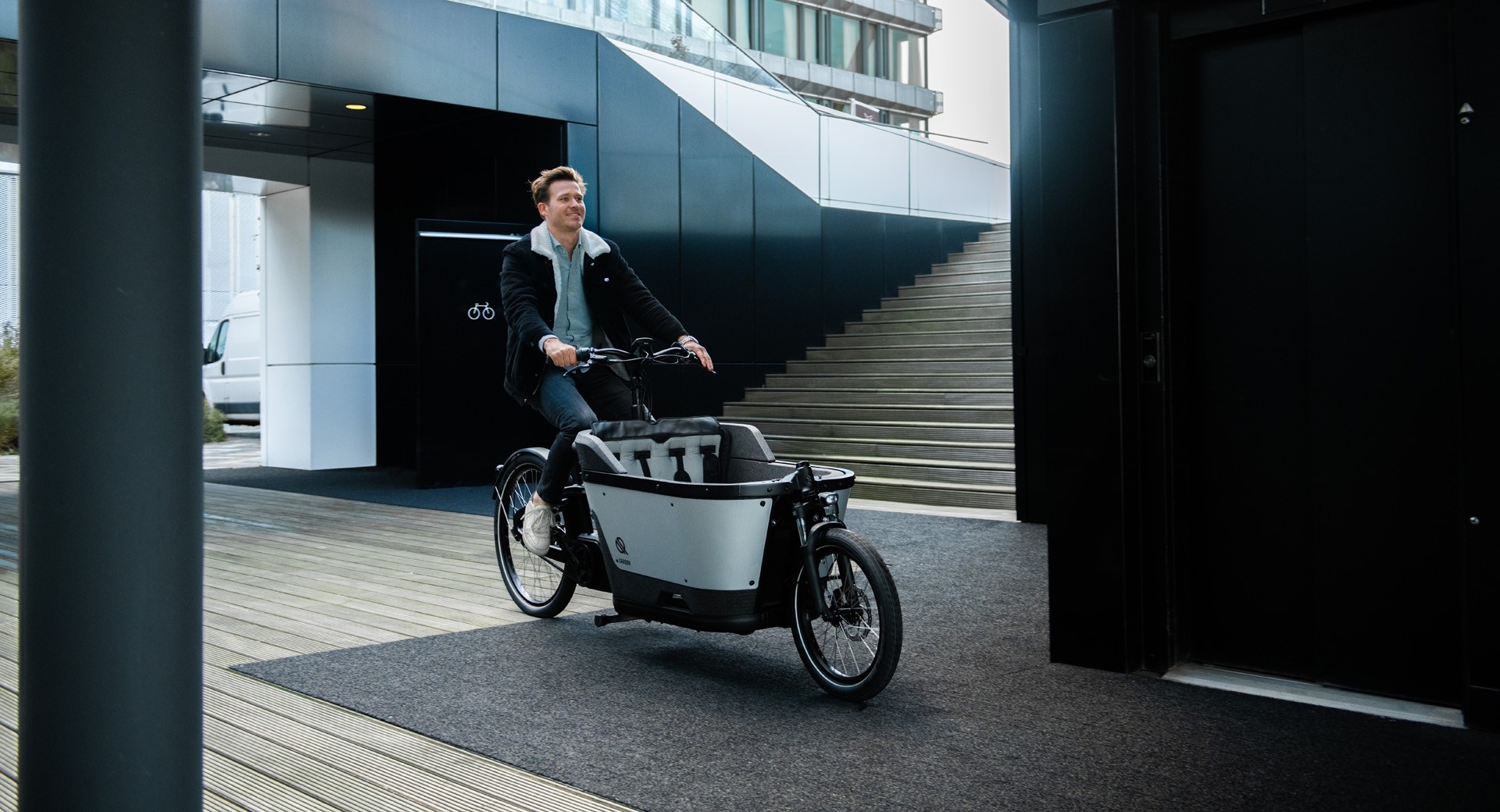 Radfahrer fährt mit seinem Carqon Lasten e-Bike durch die Stadt, er ist nicht von der Rückrufaktion betroffen.