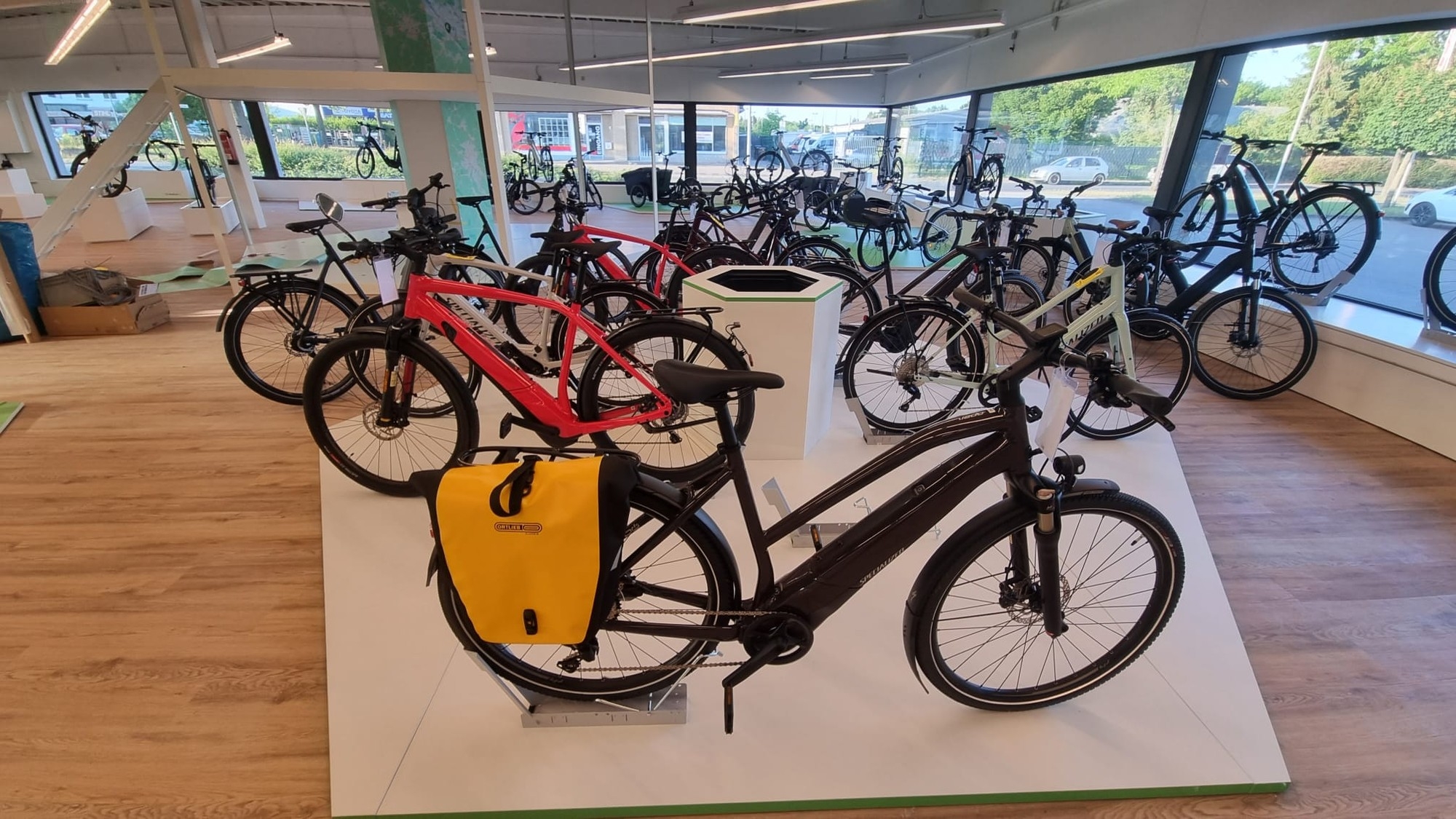 In der neu eröffneten e-motion e-Bike Welt in Bremen-Nord sind bereits die ersten e-Bikes ausgestellt.