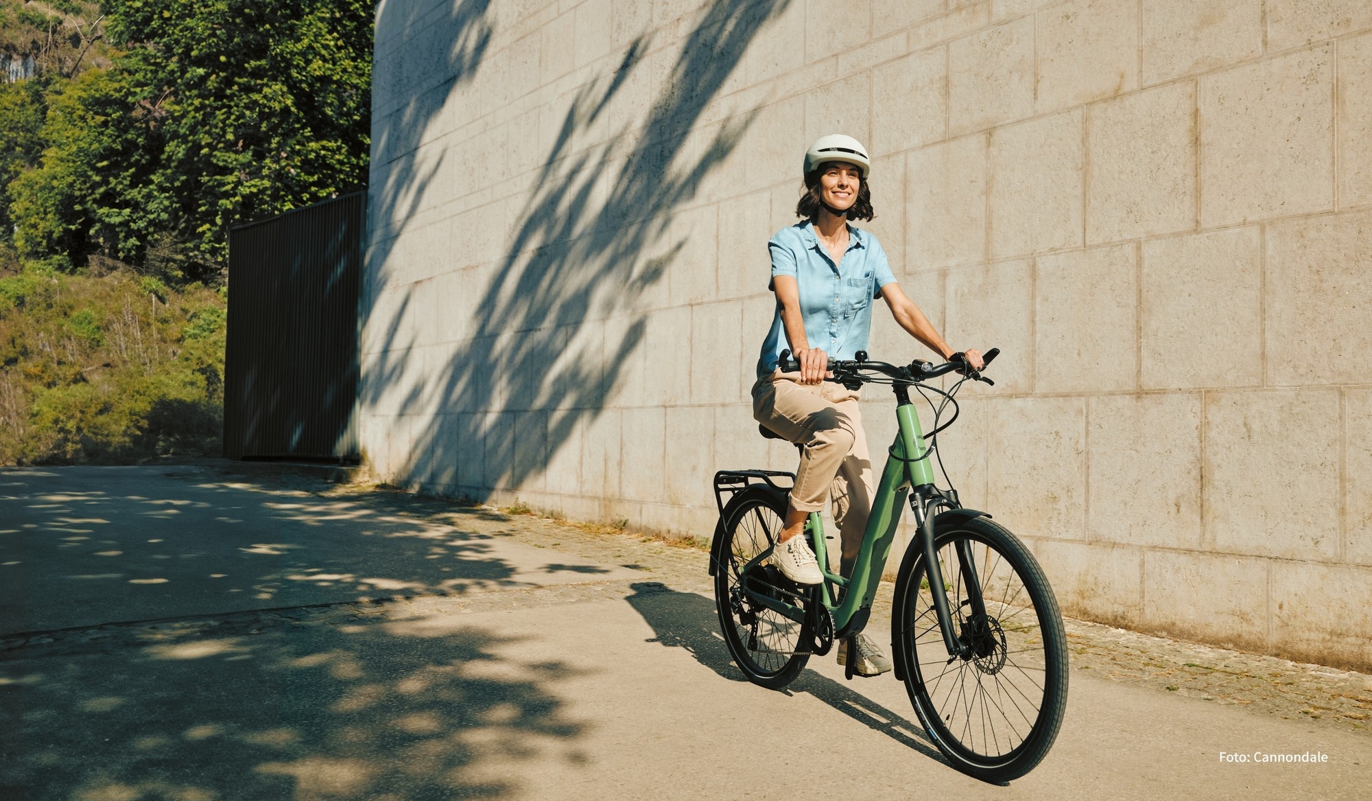 Das Bild zeigt eine Frau auf einem Cannondale Mavaro Neo SL