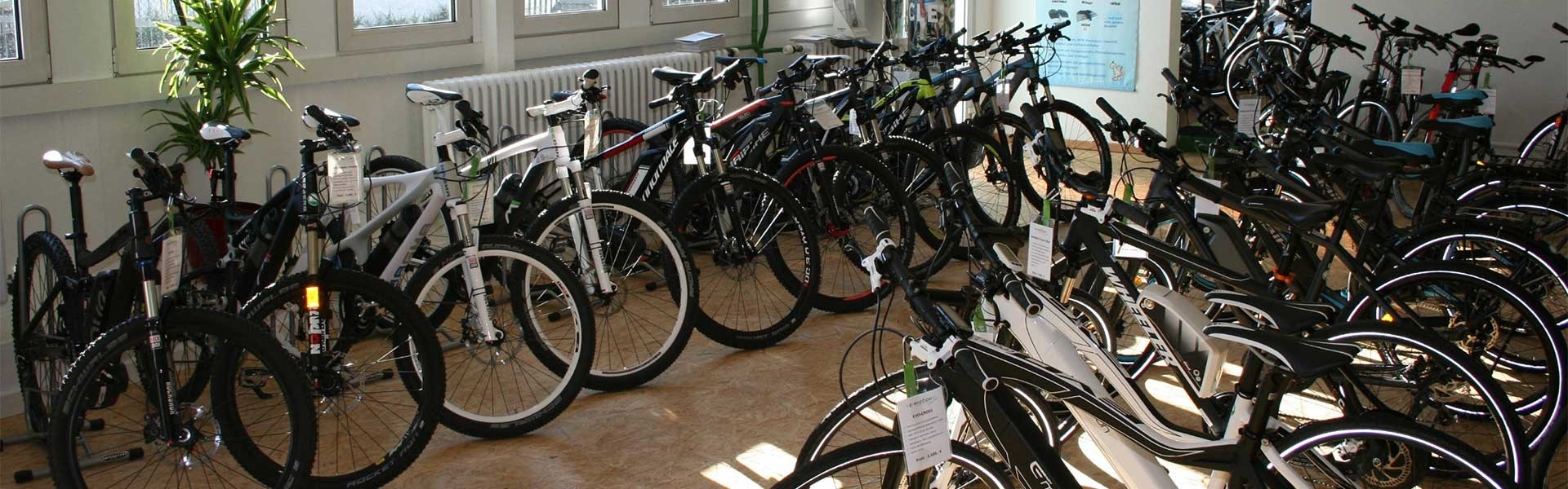 Das Bild zeigt eine Innenansicht eines Fahrradgeschäfts in Bonn, dass eine Vielzahl von E-Bikes präsentiert.