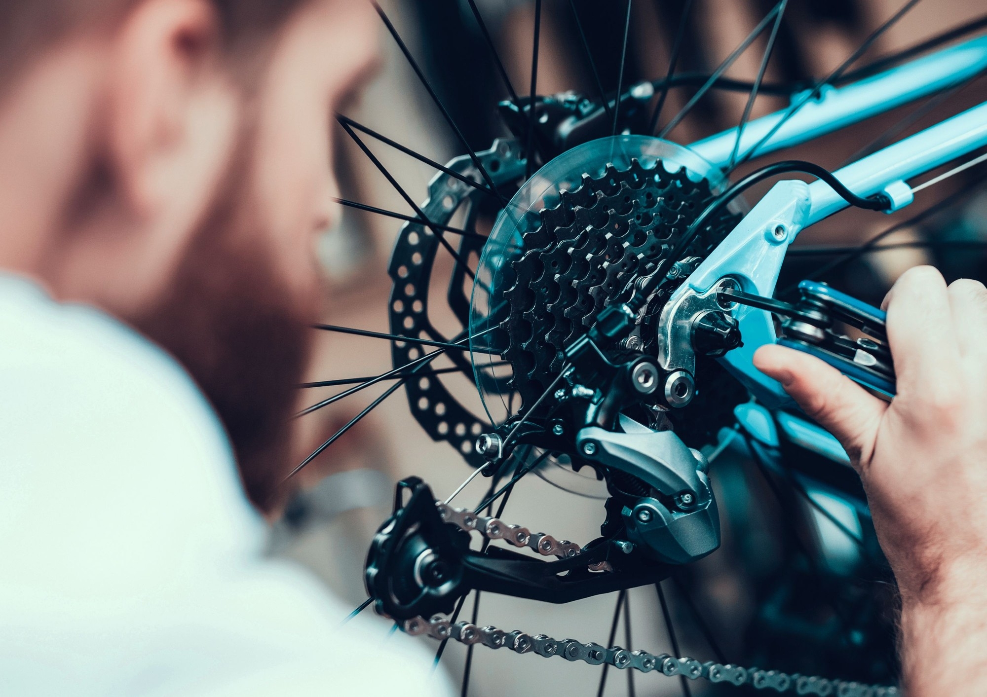 In der neu eröffneten e-motion e-Bike Welt in Landau repariert ein Mitarbeiter gerade ein e-Bike.