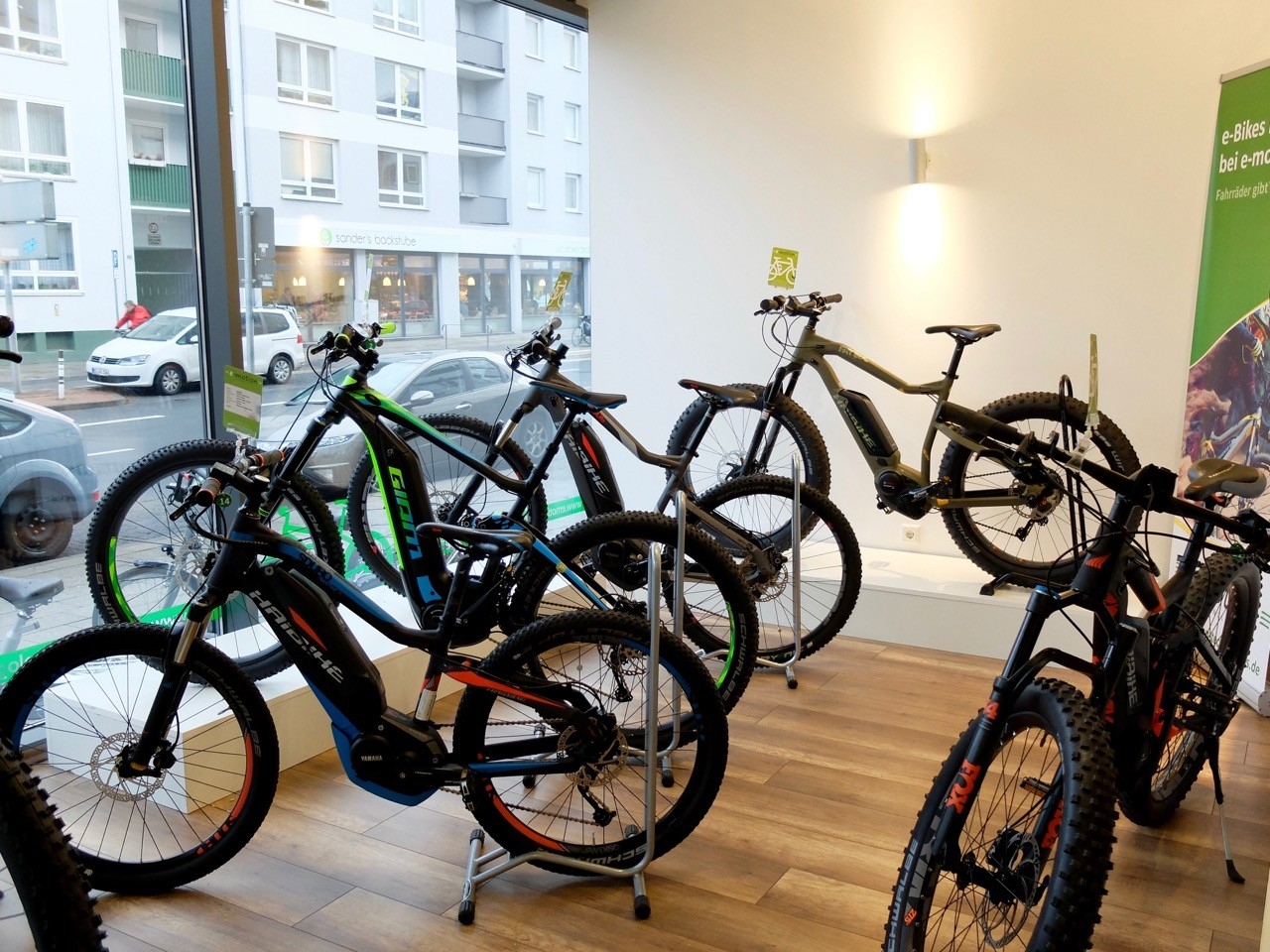 Verschiedene e-Bikes in der e-motion e-Bike Welt Braunschweig