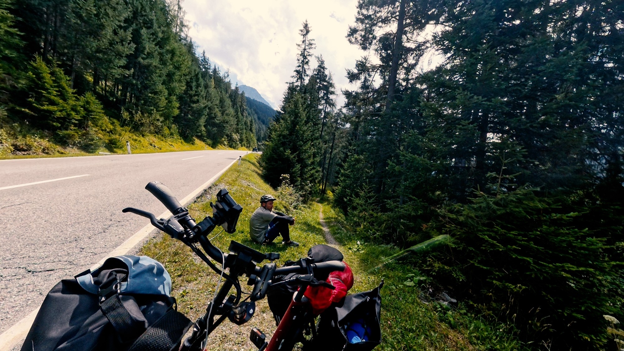 Das Bild zeigt einen Mann in den Alpen mit dem i:SY P12, welcher gerade eine Pause macht