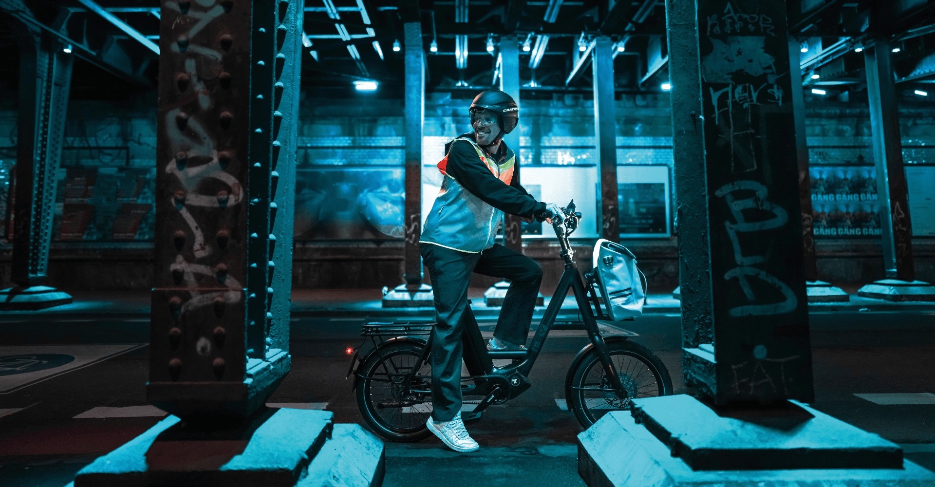 Ein Mann sitzt auf dem i:SY Speed XXL P1 und fährt unter einer Brücke entlang