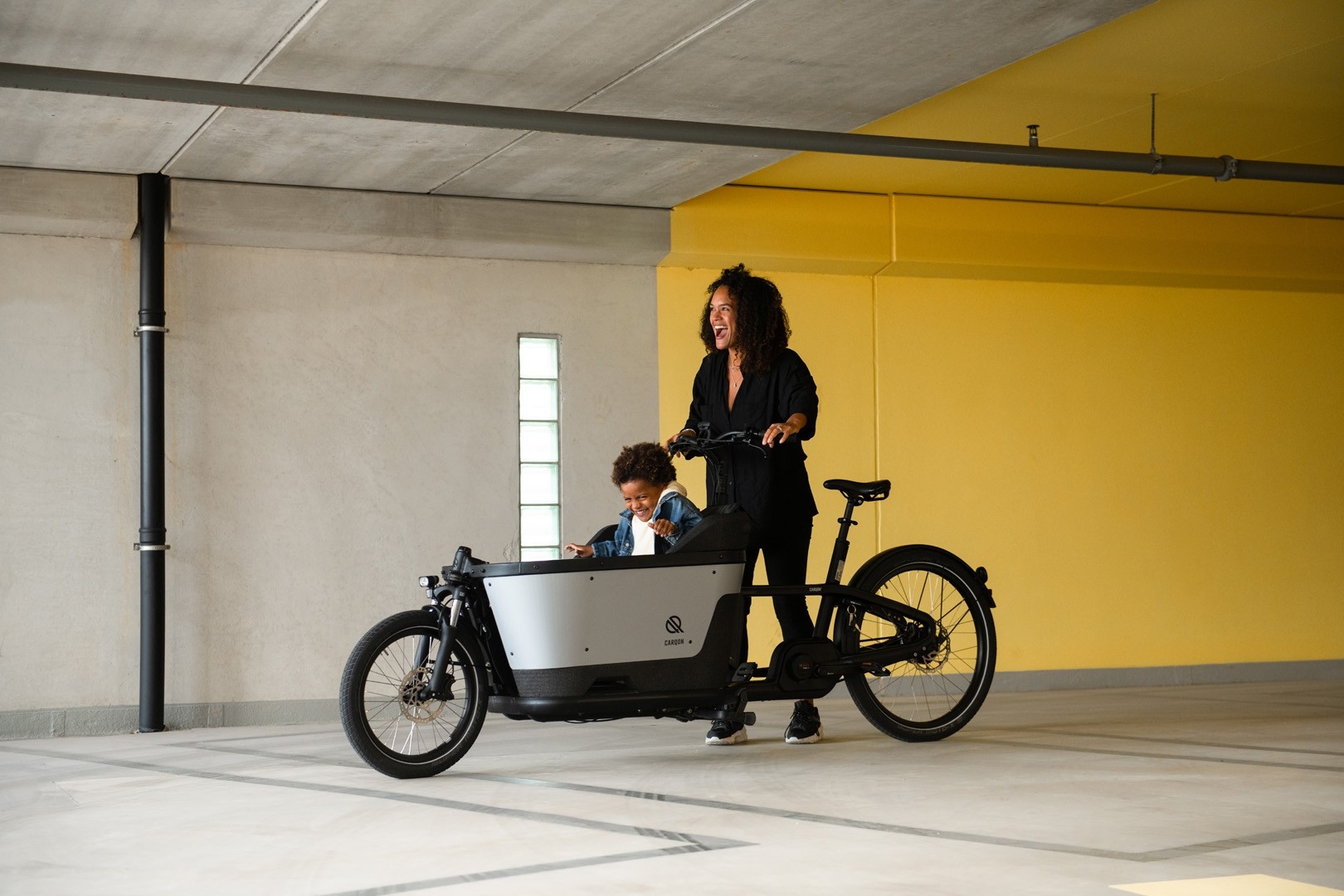 Ein Carqon Cruiser Familien e-Bike in der e-Bike Mobilitätsstation und Parkhaus in Stuttgart Esslingen.