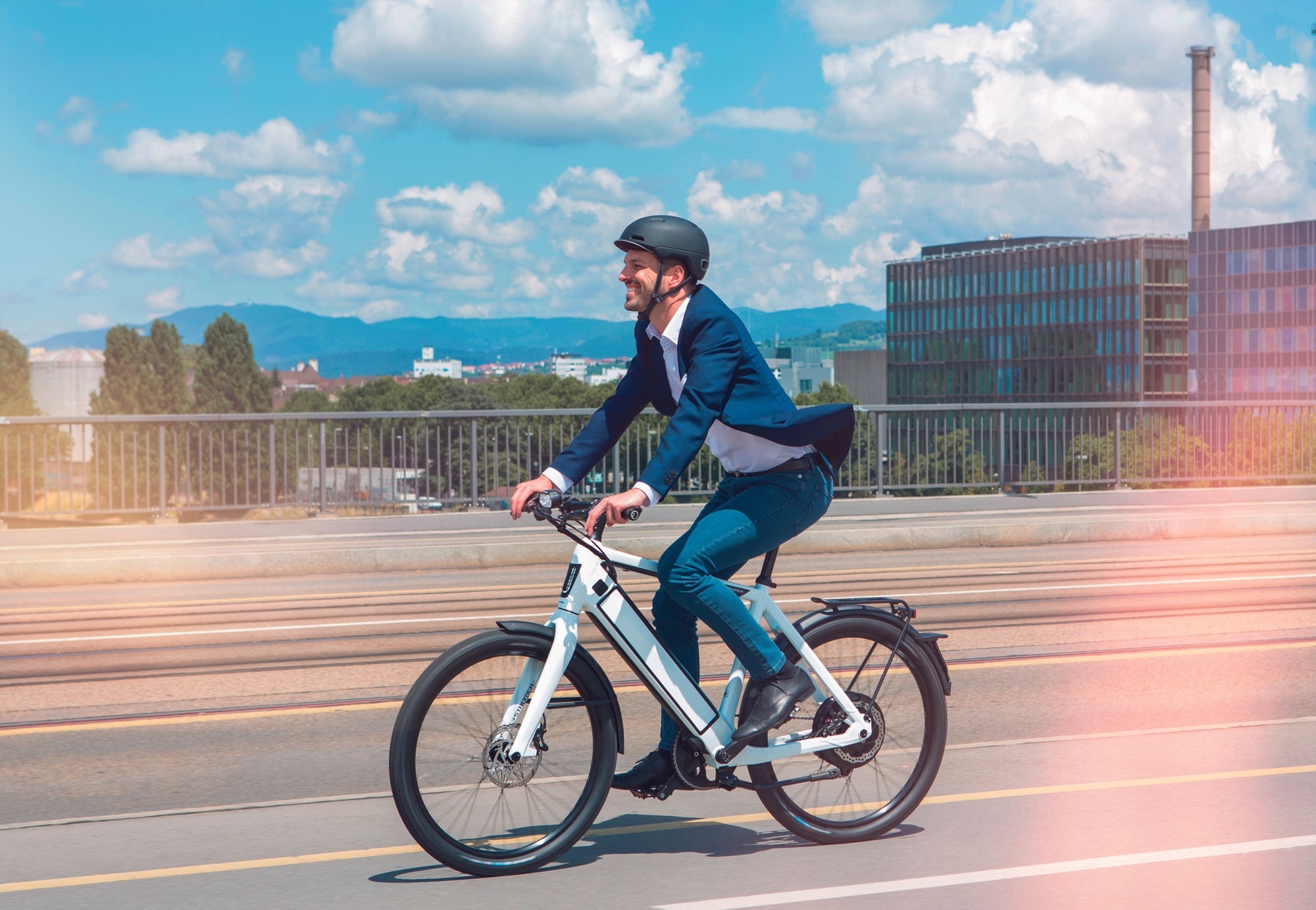 Ein Mann trägt einen Anzug und fährt mit einem Stromer e-Bike