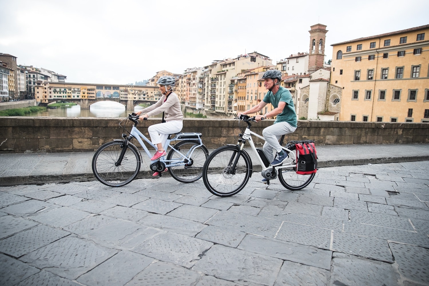 Zwei Personen auf Bosch e-Bikes fahren durch die Stadt