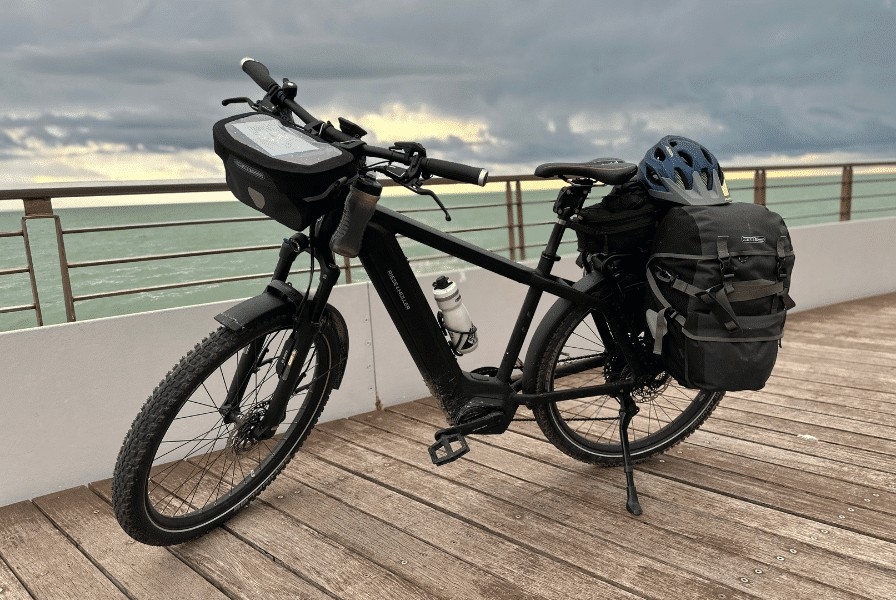 e-Bike mit Gepäckträger an der Küste