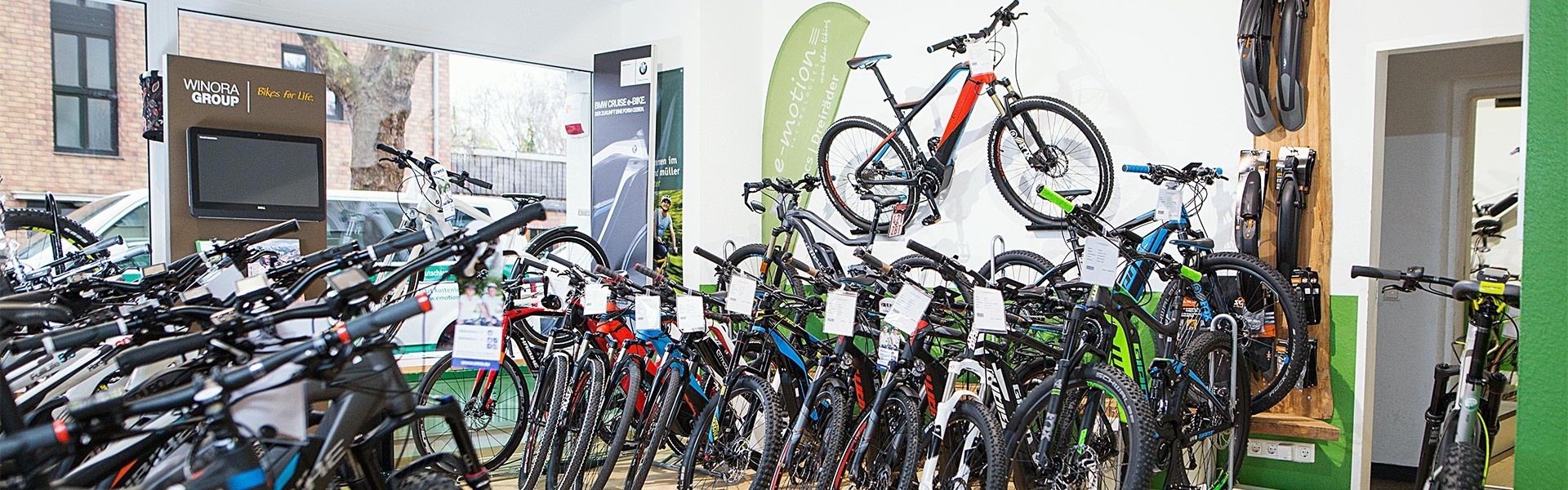Das Bild zeigt einen gut ausgestatteten Fahrradshop in Köln, der eine große Auswahl an E-Bikes  präsentiert.