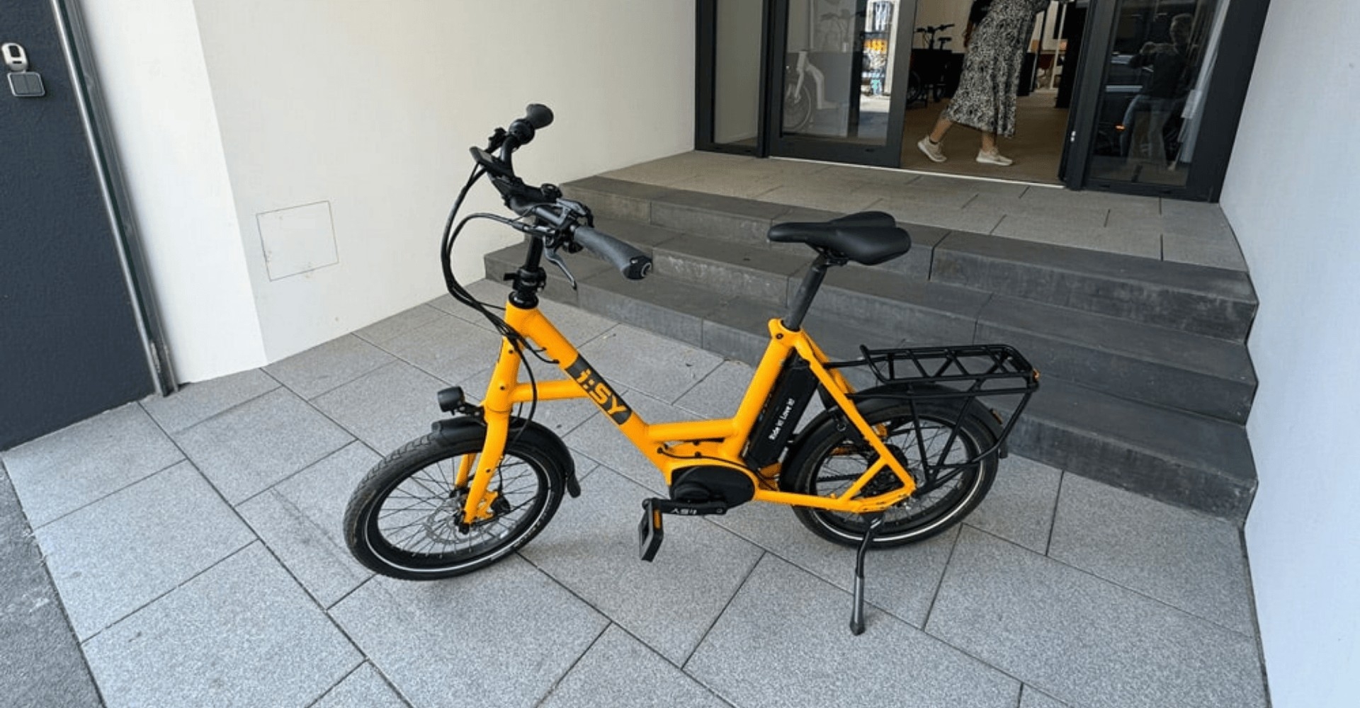 Das i:SY E5 ZR F steht vor einem Gebäude