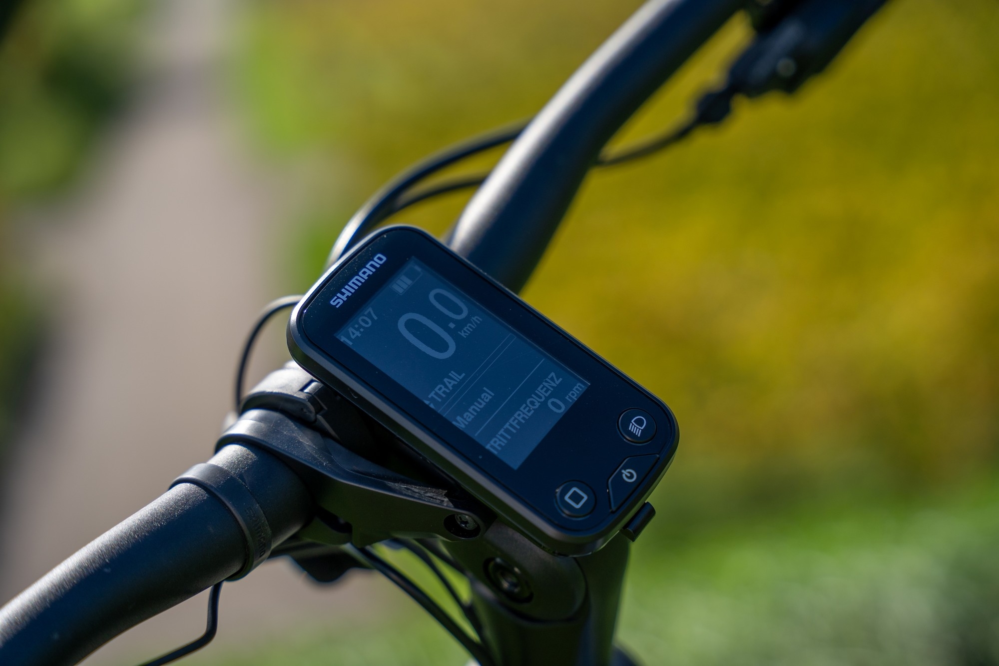 Das Bild zeigt ein Shimano E6100 Display an einem Hercules NOS SUV 2.2