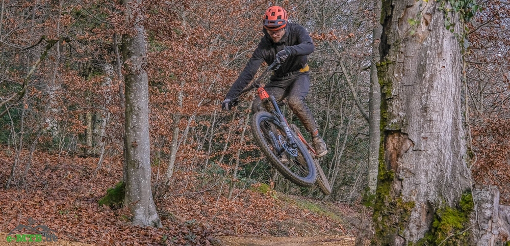 Erlebe den Nervenkitzel eines Mountainbike-Sprungs im Herbstwald. Ideal für Abenteuerlustige und Naturfreunde.