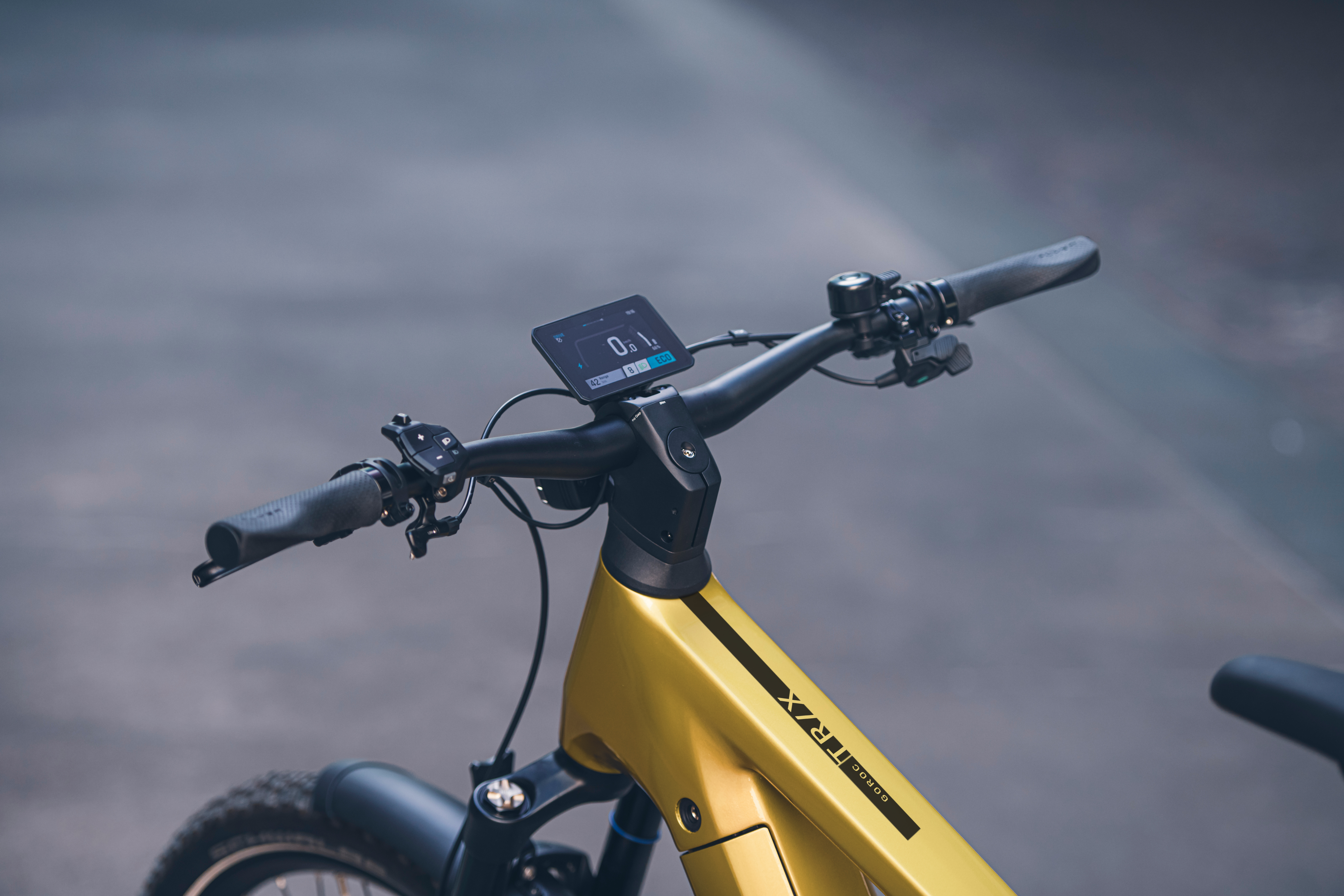 Das Bild zeigt ein e-Bike, welches mit einem Bildschirm bzw. einer App für den Pinion MGU Motor ausgestattet ist.