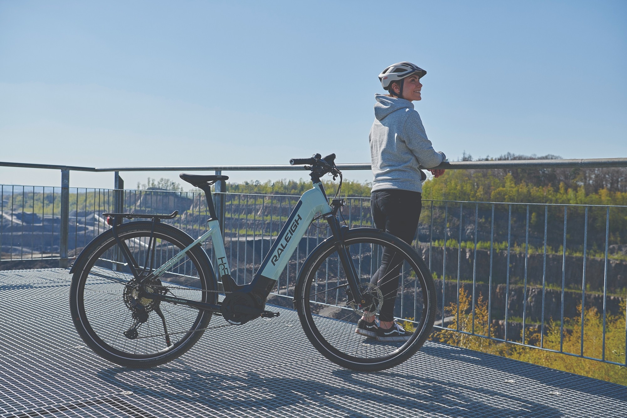 Person steht mit Raleigh e-Bike auf Aussichtsplattform