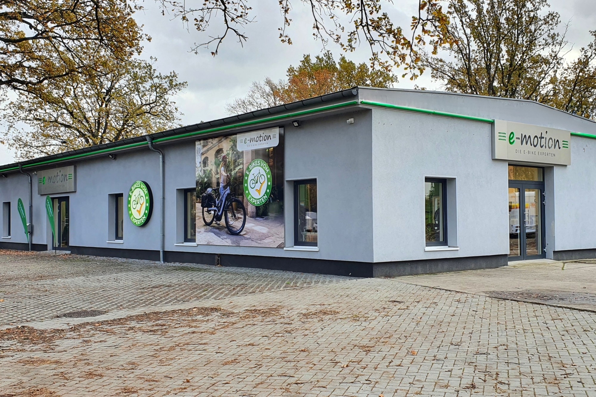 Das Bild zeigt die Außenansicht der e-motion E-Bike Welt in Berlin Adlershof.