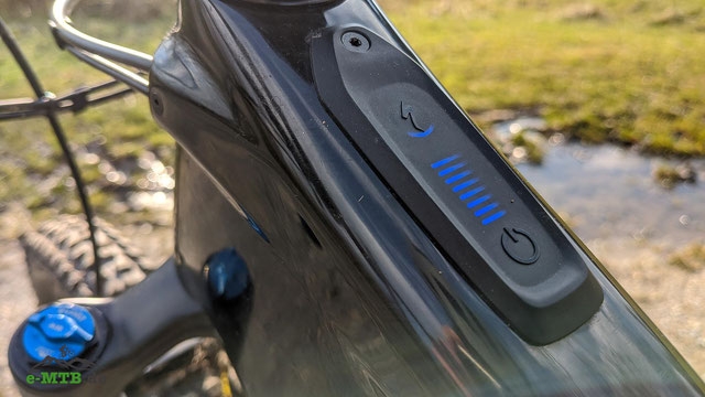 Das Oberrohr des Specialized Levo SL E-Bikes zeigt das TCU-Display für einfache Bedienung und Kontrolle während der