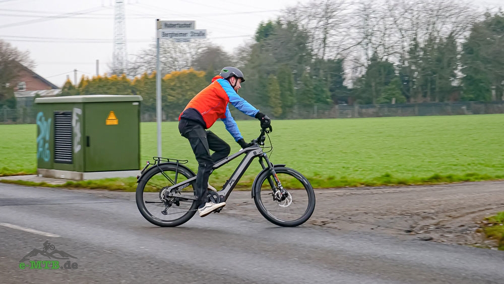 Ein Fahrer auf einem modernen E-Bike. Perfekt für dynamische Fahrten auf Landstraßen. Entdecken Sie die Freiheit de