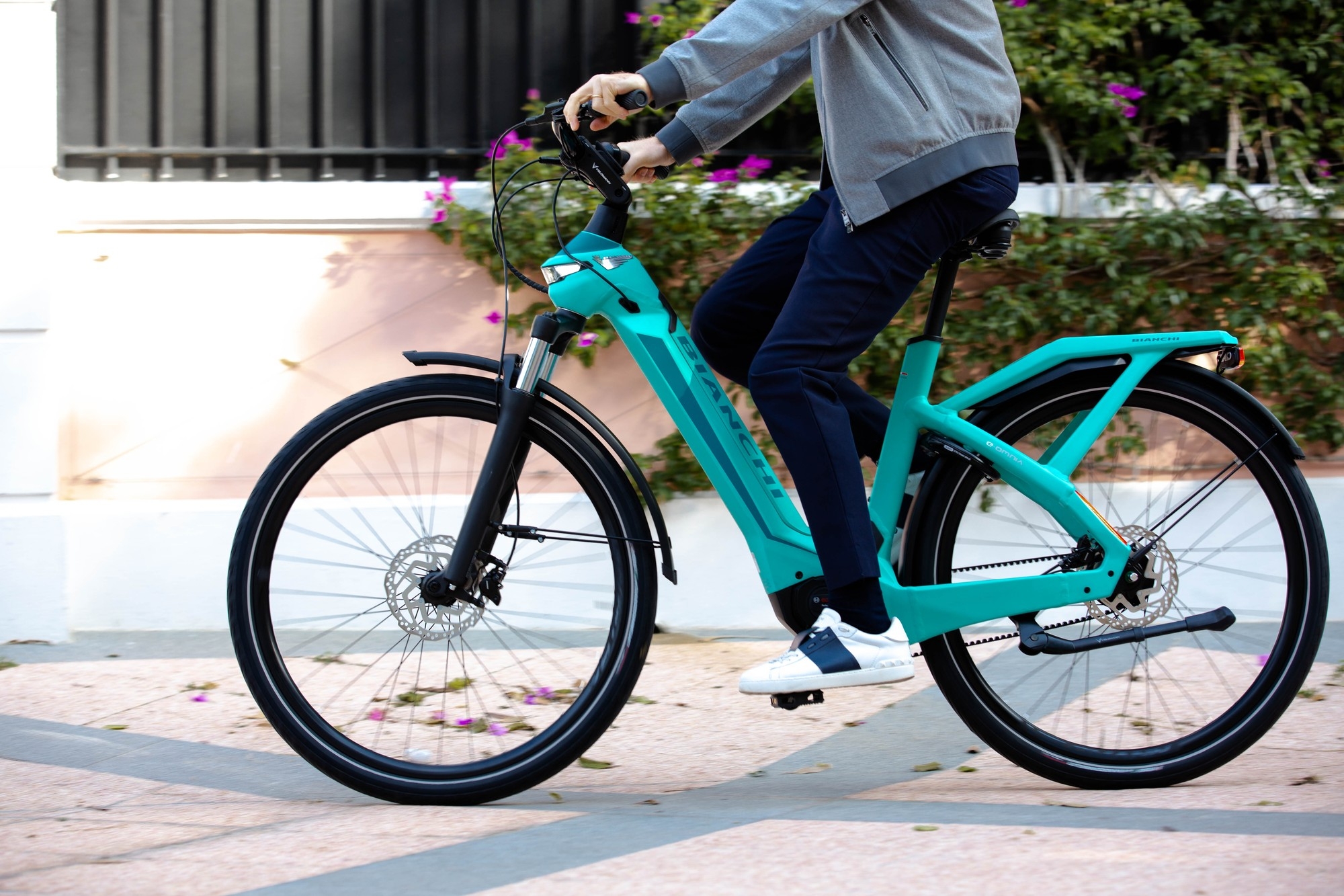 Das Omnia City e-Bike vom italienischen Hersteller Bianchi, unterwegs in der Stadt.