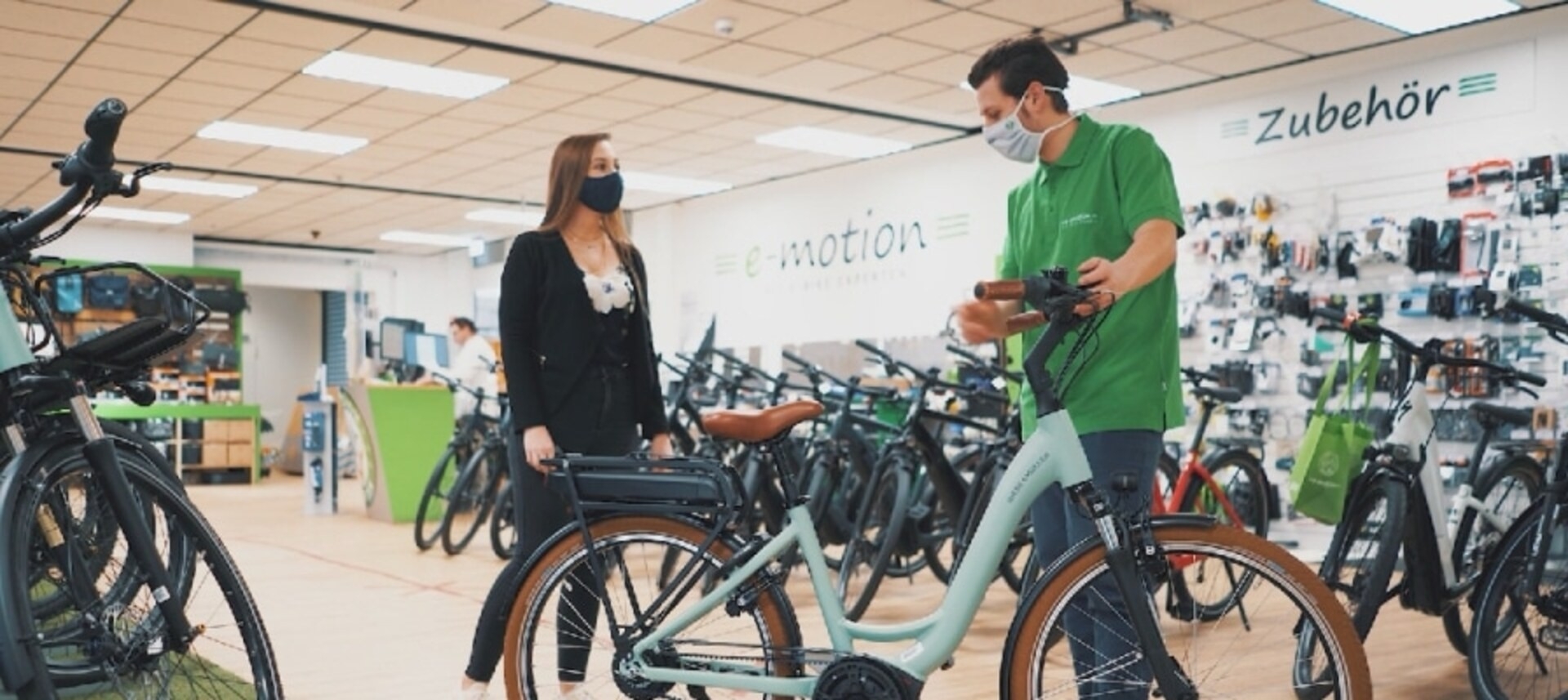 In der e-motion e-bike Welt in Braunschweig wird eine Kundin zur richtigen e-Bike Ergonomie beraten.