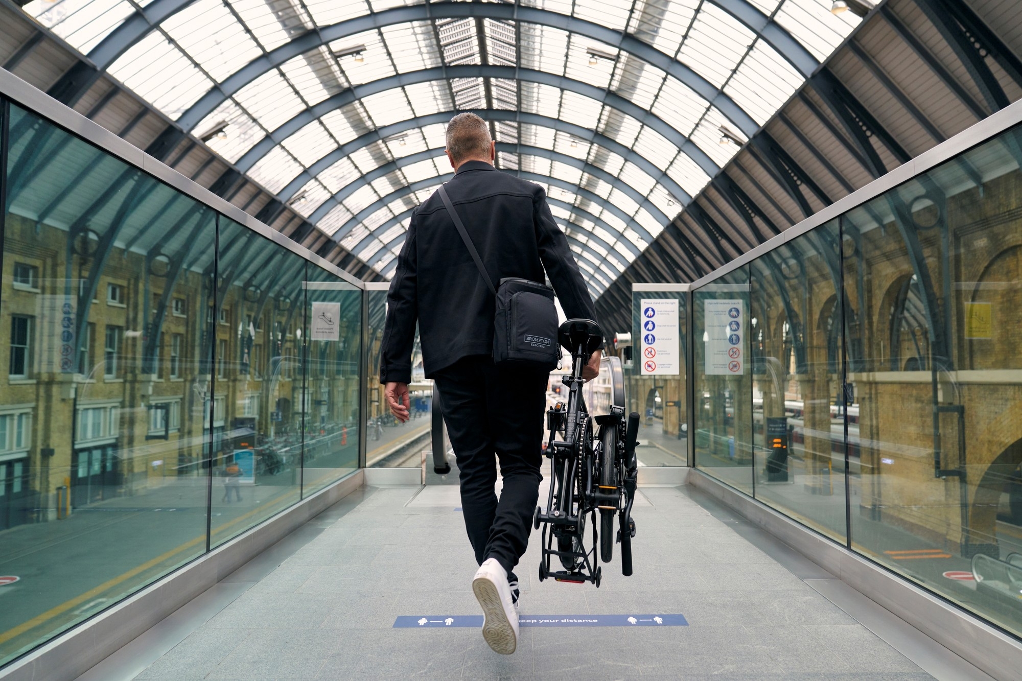 Das Bild zeigt einen Mann mit einem Brompton P Line