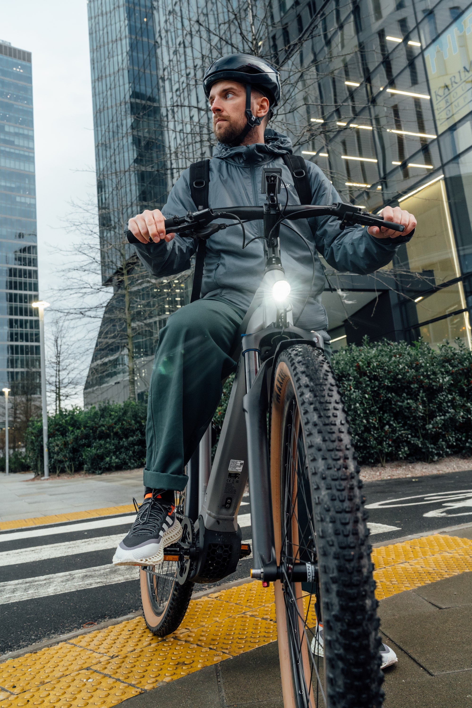 Entdecken Sie das Kalkhoff E-Bike für Ihre Stadterkundungen. Perfekt für Pendler in modernem Design.