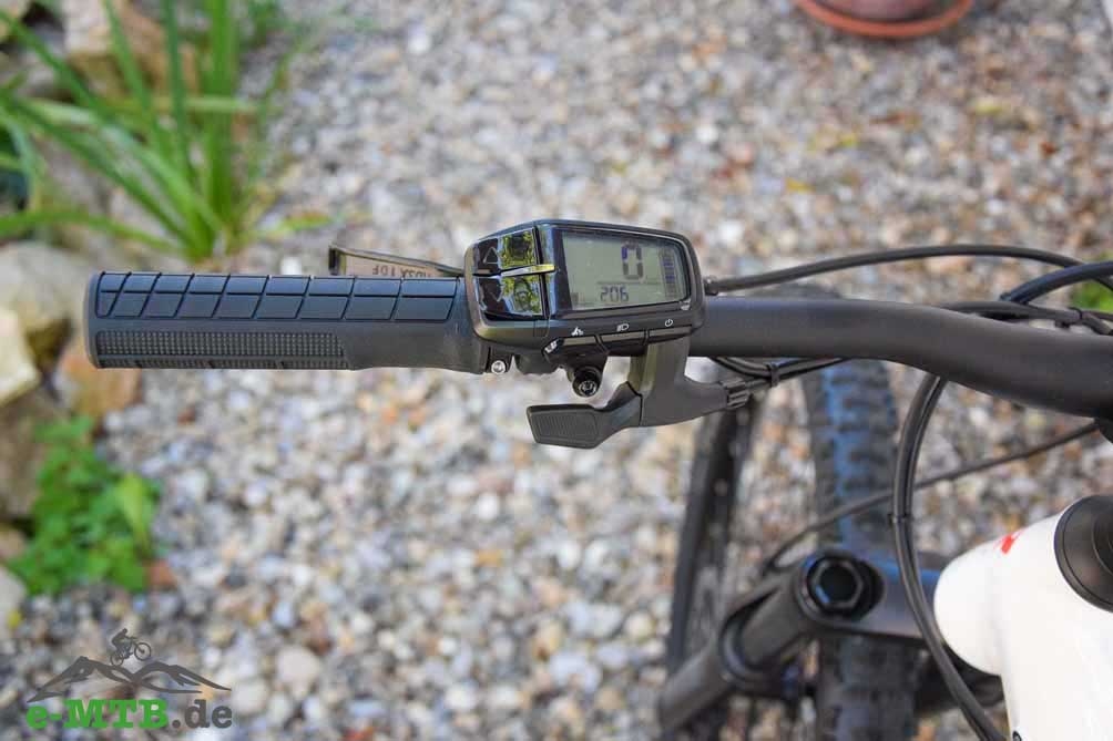 Das TrailRay 7 E-Bike verfügt über ein modernes Display und ergonomische Lenkergriffe, ideal für komfortable Fahrte