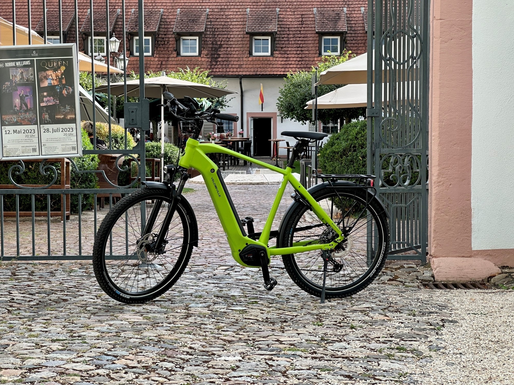 Das Bild zeigt ein Velo de Ville SEB 990 Smart Smooth vor einem Tor