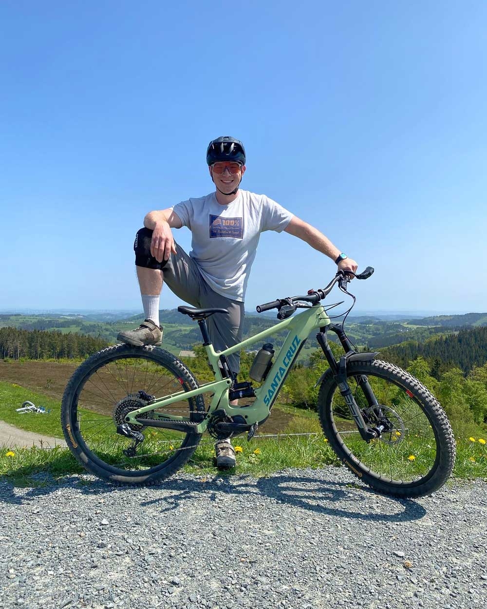 Entdecke das leistungsstarke Santa Cruz E-Bike, perfekt für Abenteuer in der Natur. Jetzt die Landschaft auf zwei R