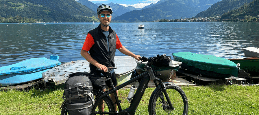 Ein Mann am See mit einem Riese & Müller Charger4 GT Touring ABS