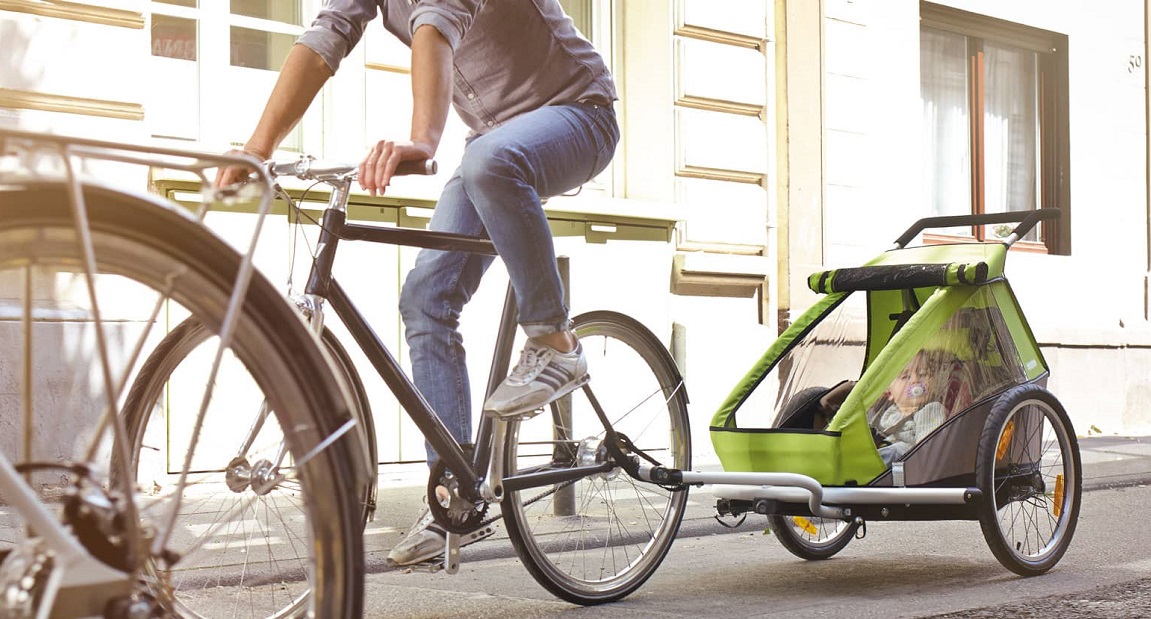 Kinder können auf dem e-Bike ganz einfach transportiert werden, mit speziellen Sitzen auf der Ladefläche eines Lasten e-Bikes oder mit Kinderanhängern, hier mit dem Croozer.