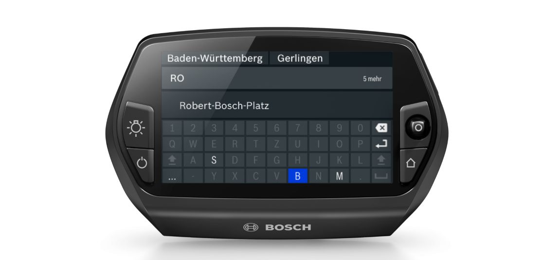 Die digitale Tastatur vom e-Bike Display Nyon wird über den Joystick bedient, nicht mögliche Buchstaben werden ausgeblendet.