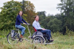 Auf das Velo Plus kann der Rollstuhlfahrer einfach auf die Plattform zwischen den beiden Vorderrädern fahren.