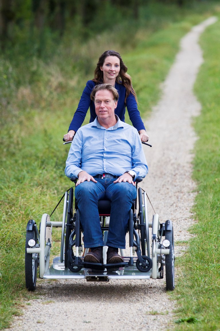 Auf der Fläche zwischen den Vorderrädern kann ein Rollstuhlfahrer mit dem eigenen Rollstuhl die Fahrt im Freien genießen.